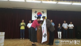 평택서정동 주민센터, 복창초등학교에 태극기 전달