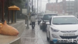 영월역 앞 31국도 도로변 인도는 인도·가로등 길? 하천 샛길 인가?!