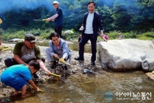〔울진 굴구지피라미축제〕물총놀이 삼매경에 빠진 임광원 군수