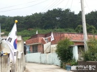태극기 휘날리는 밀양시 부북면 오례마을