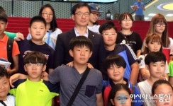 국회서 양주 백석초교 학생들과 기념촬영하는 정성호 의원