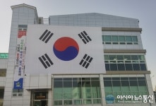 함안 지역내 공공기관·기업체 대형 태극기 게양 눈길