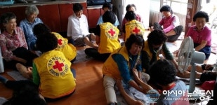 함양군 병곡면 적십자봉사회, 경로당 찾아 발마사지 봉사