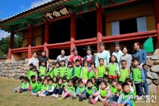 울진 평해향교 추계석전대제 참가한 어린이들