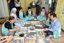 유정복 시장, 송평빚어 어린이에게 선물