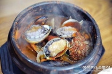 흑돼지와 해물전복뚝배기의 환상 궁합 제주도 남원 맛집 ‘시골가마솥’