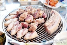 연탄불에 구워먹는 제주도 흑돼지 줄서야만 먹을 수 있다는 맛집 ‘돈사촌 외도점’