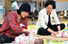 [양천구 나눔누리센터]베이비 마사지 배우는 김수영 양천구청장