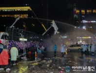 종로1가 경찰 저지선 물대포