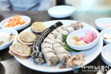 속초중앙시장에서만 맛볼 수 있는 특별한 아바이순대 찾는 관광객 늘어