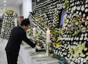 김영삼 전 대통령 분향소 찾은 서구청장