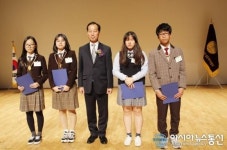 범죄예방 한마음대회서 시상하는 이동걸 상주교육장