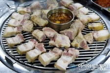 참숯으로 초벌한 제주도 흑돼지 맛집 ‘까망돼지’ 인기