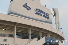 K리그 승강 플레이오프 1차전이 펼쳐질 수원종합운동장