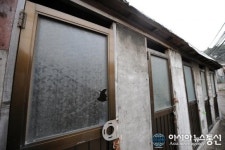 구룡마을 판자촌 주민들이 사용하는 공용화장실 깨져버린 창문