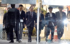 LG전자 직원들과 함께 법원 들어서는 조성진 LG전자 사장