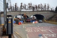 아파트단지 입구에 위치한 강일역 공사현장