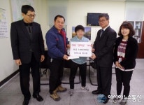 (주)한국인프라관리 ‘행복나눔 봉사회’, 진해구 웅동2동서 장학금 전달