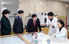 대전기록 사료 살펴보는 권선택 대전시장