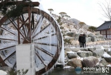 동장군의 위력∼ 꽁꽁 언 산청 동의보감촌 물레방아