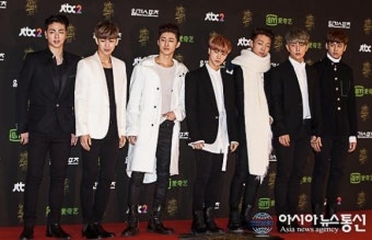 골든디스크 포토월에서 포즈 취하는 세븐틴
