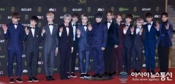 골든디스크 포토월서 포즈 취하는 세븐틴
