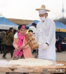 설 연휴, 한복입고 떡매치는 여자아이