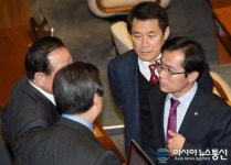 이야기를 나누고 있는 의원들