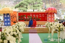“꿈에 그리던 숲속결혼식! 비와 바람이 없는 야외예식장! 숲속웨딩공원에서는 그 꿈이 현실이 됩니다.“