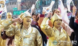 만세운동 재현하는 3.1절 행사 참가자들