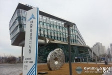 세종시청 현관에 신도시 3생활권 이동민원실 설치