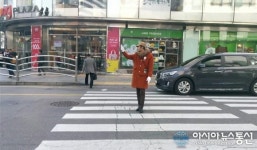 롯데백화점 앞, 도로 한복판의 교통정리요원