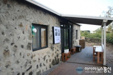 [기고(7) - 신대장(제주돌집 주인장)] 재주도 좋아 제주도 좋아, 여행의 1/3은 숙면 조용한 서귀포독채팬션 ‘돌집 by신대장’