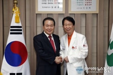 '서봉수 프로9단'과 악수하는 이정백 상주시장