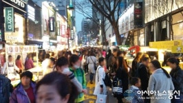 붐비는 명동의 저녁