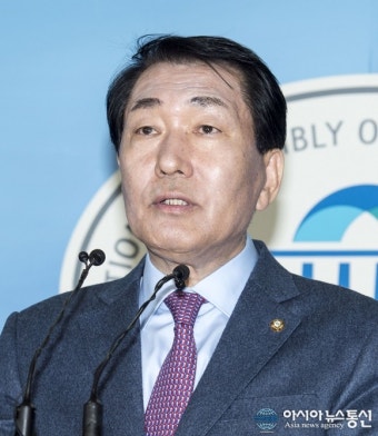기자회견 진행하는 안상수 의원
