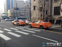 횡단보도...보행자에게 양보하세요