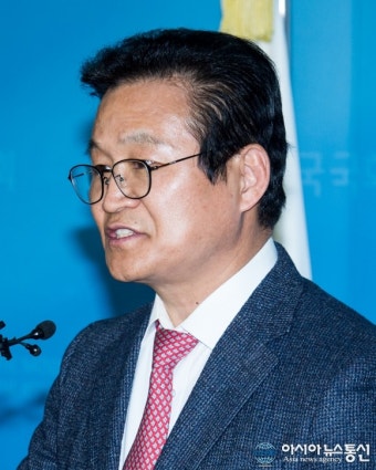 경선 과정서 불법선거운동 의혹 제기하는 김용판 새누리 예비후보