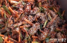 “통영 굴 맛 보이소. 꿀맛입니다”