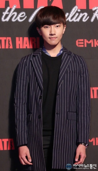 마타하리 오프닝 나잇 포토월 오재무 듬직한 눈빛