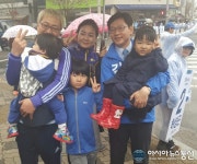 청중과 브이자 포즈로 기념사진 촬영하는 김경수 김해을 국회의원 후보