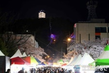 ‘제54회 진해군항제’, 진해탑 아래 야시장엔 구름인파