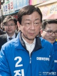 용문시장을 돌고 있는 진영 더민주 용산구 후보