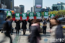 시민들 사이에서 퍼포먼스 진행하는 환경운동연합
