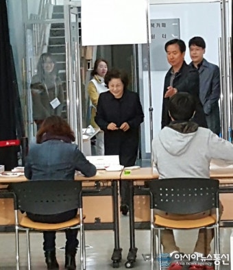 [4.13총선]투표소로 들어서는 권양숙 여사
