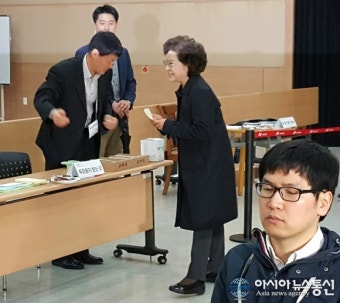 [4.13총선]투표용지 건네 받는 권양숙 여사