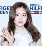 타미데님현대울산 | 타미 힐피거 데님, 포즈 취하는 손나은