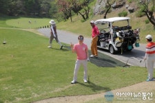 [2016 희망나눔 신원 자선골프 대회] 천성현 회장, 깜찍한 포즈
