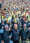 5.1 전국노동자대회, 구호 외치는 김동만 한국노총 위원장과 조합원들