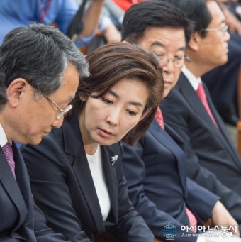 다른 후보와 이야기 나누는 나경원 새누리 원내대표 후보